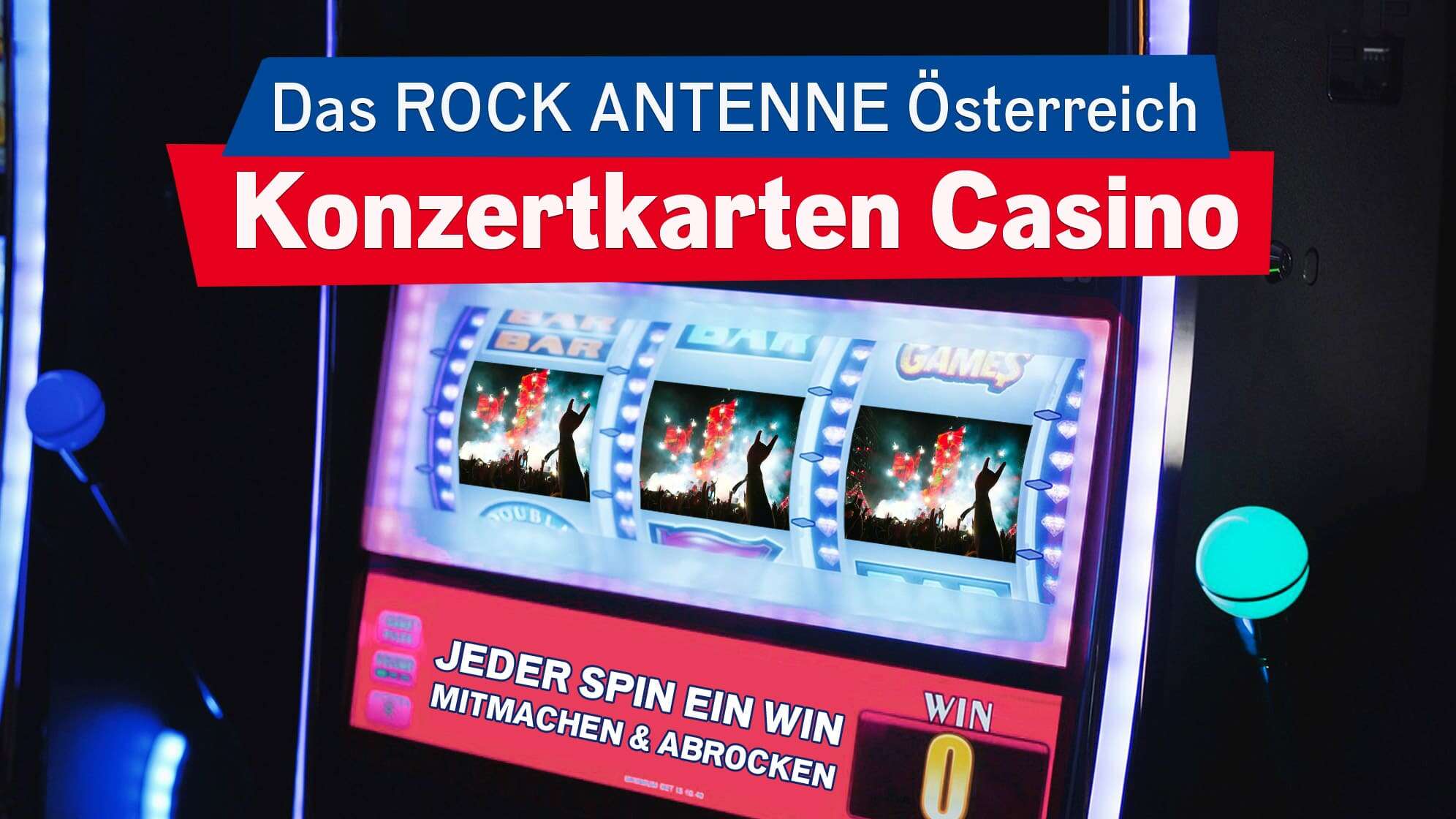 Nahaufnahme des Bildschirms eines Spielautomaten, darauf zu sehen sind drei Fotos von einem Konzert in einer Reihe, dazu der Text: Das ROCK ANTENNE Österreich Konzertkarten Casino - jeder Spin ein Win - mitmachen & abrocken
