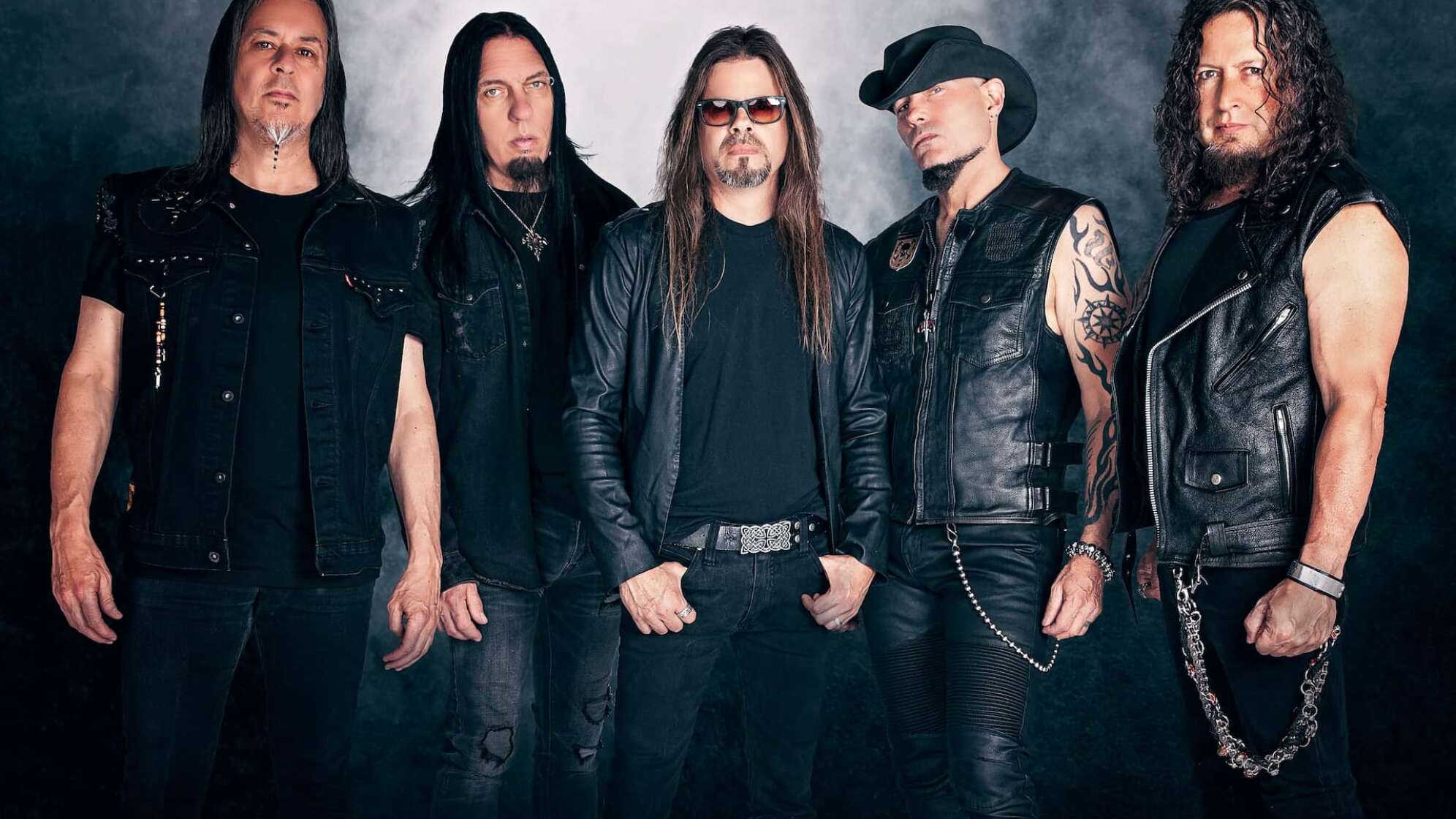 die Bandmitglieder von Queensryche vor einem hellen Hintergrund