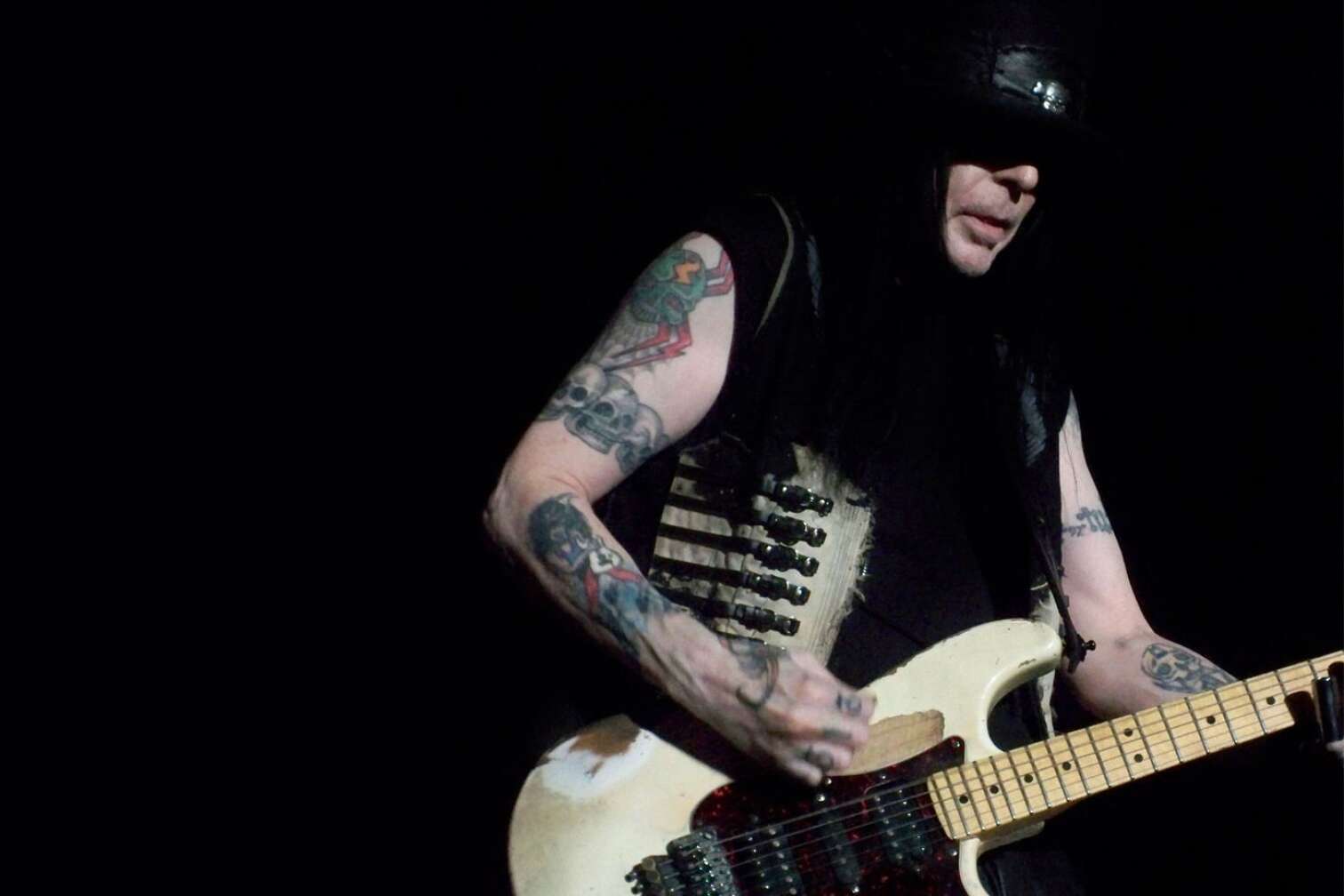 Mick Mars spielt Gitarre