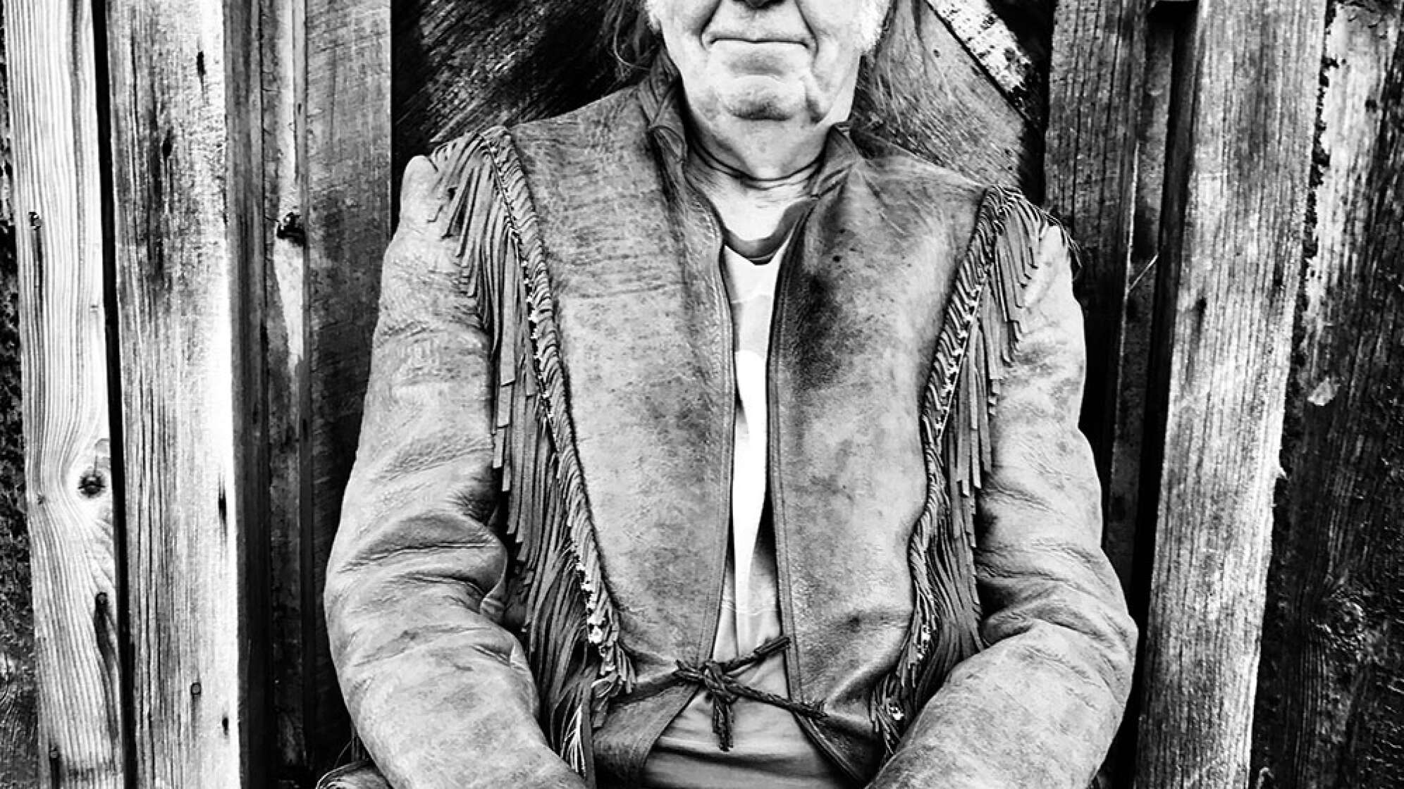 Neil Young überlegend im Portrait