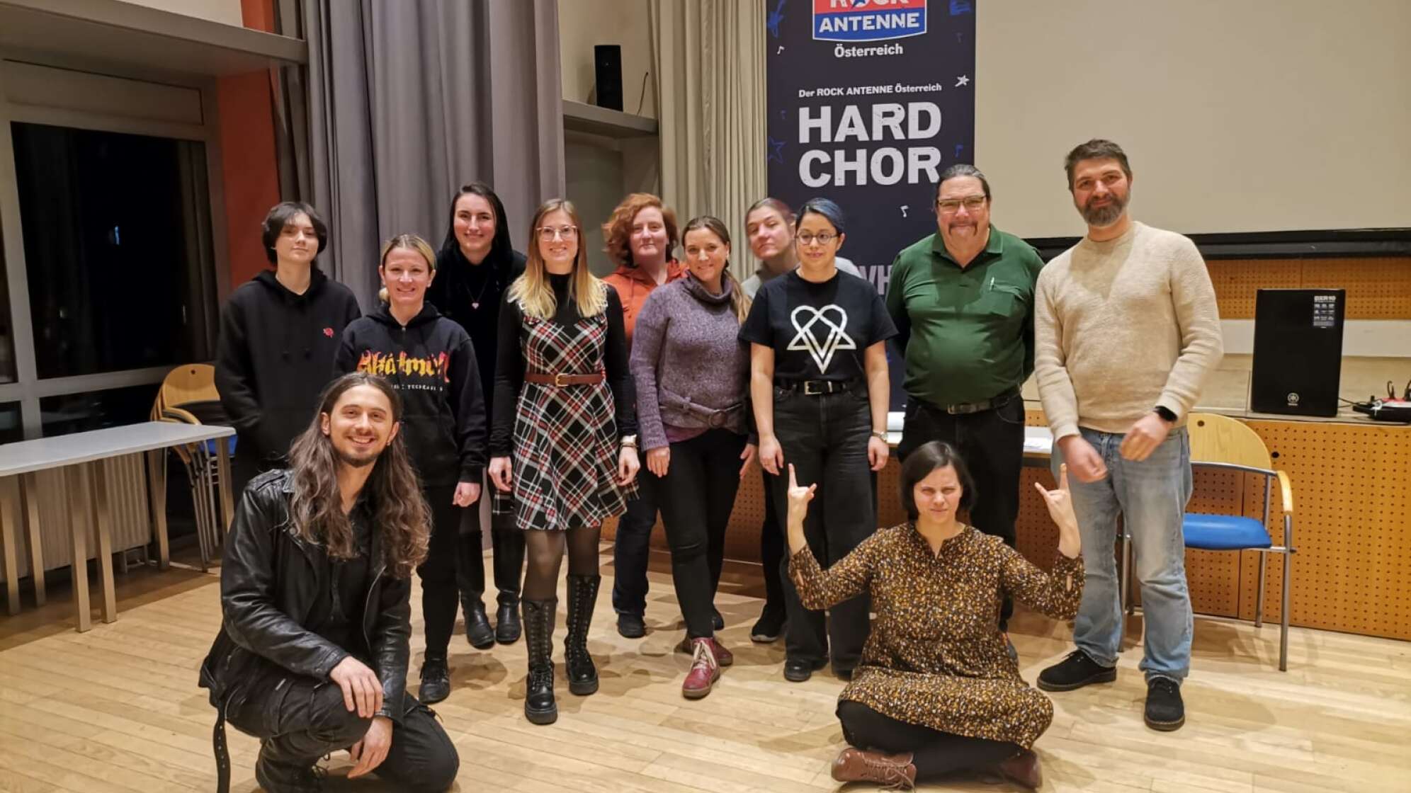 die Mitglieder des ROCK ANTENNE Österreich Hardchors auf einem Gruppenfoto