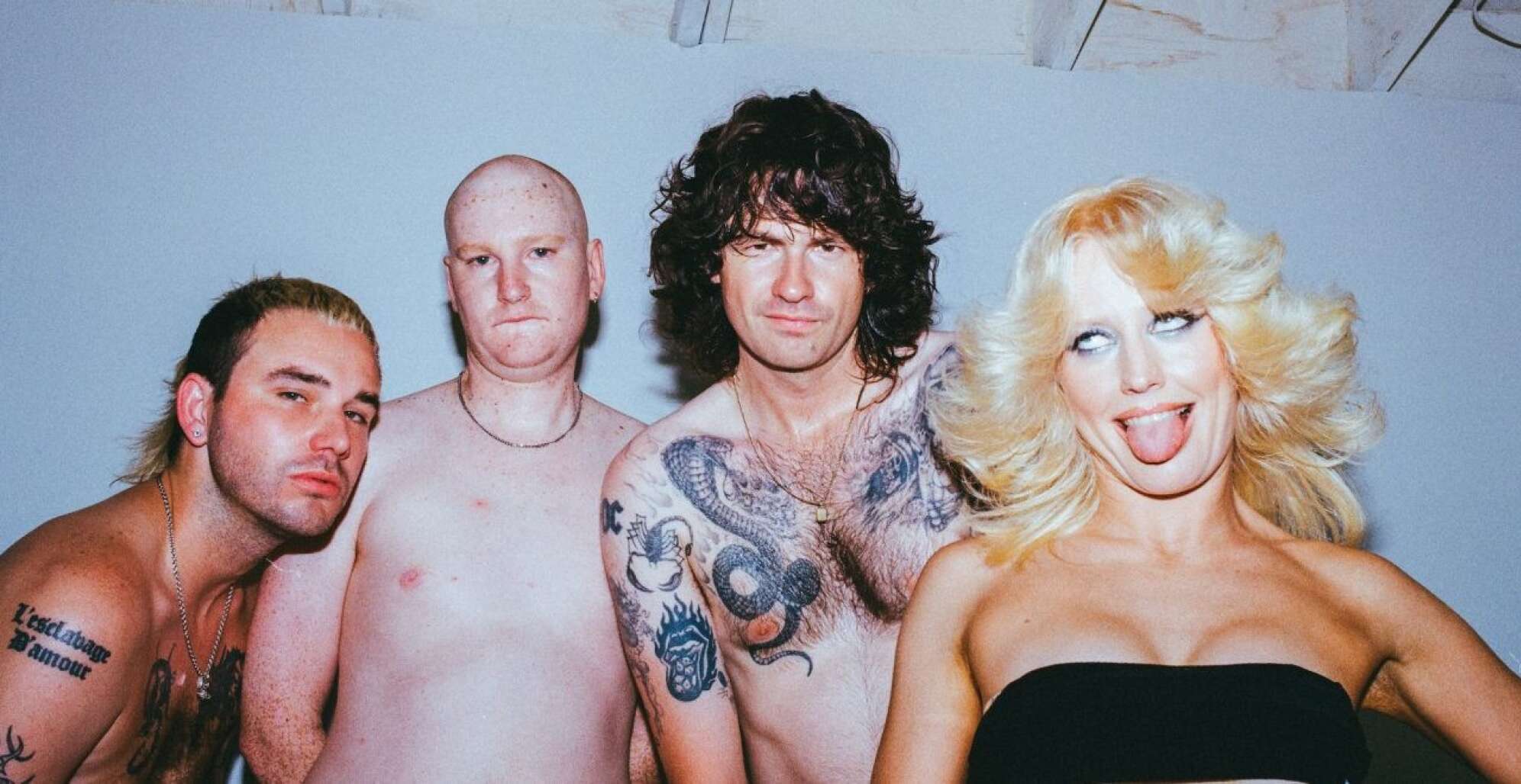 die vier Bandmitglieder von Amyl and the Sniffers vor einem weißen Hintergrund