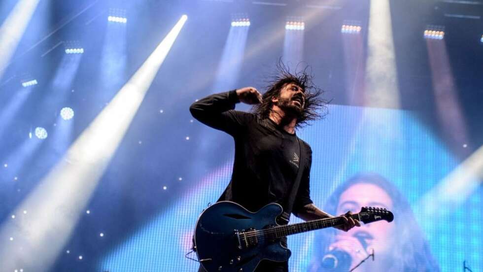 Dave Grohl spielt Gitarre auf der Bühne bei einer Live-Show