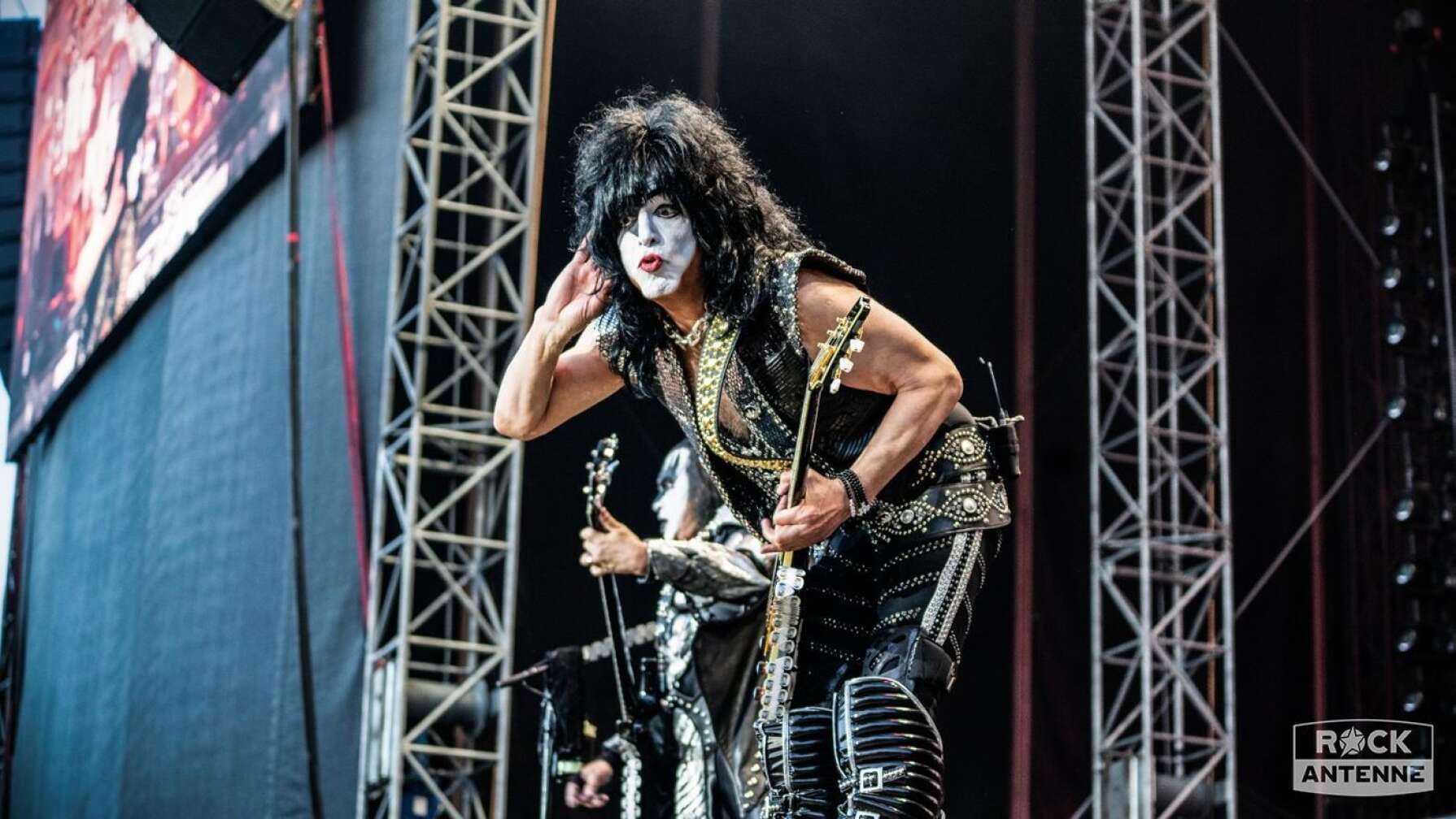 Paul Stanley auf der Bühne beim hören