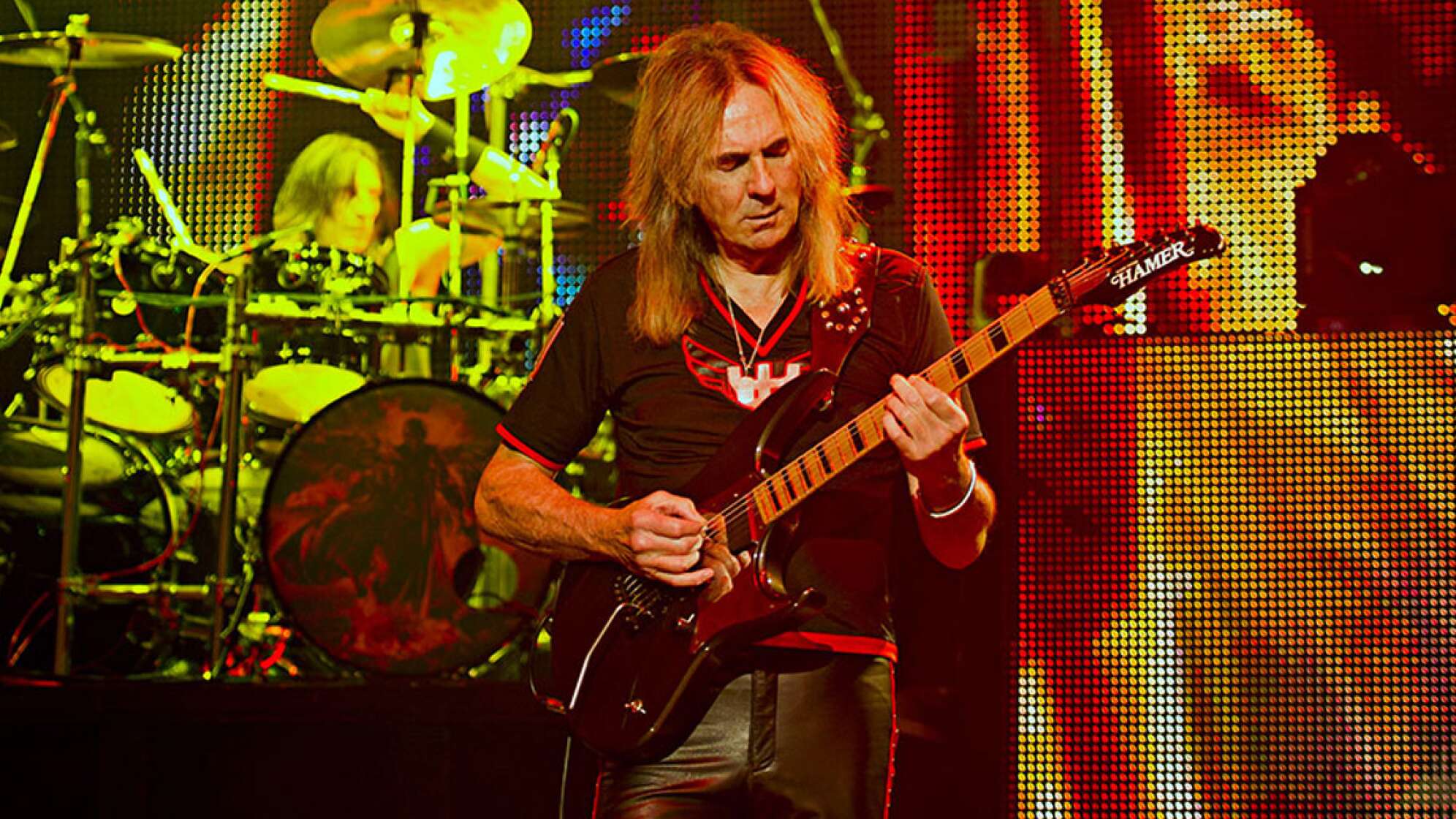 Glenn Tipton spielt Gitarre