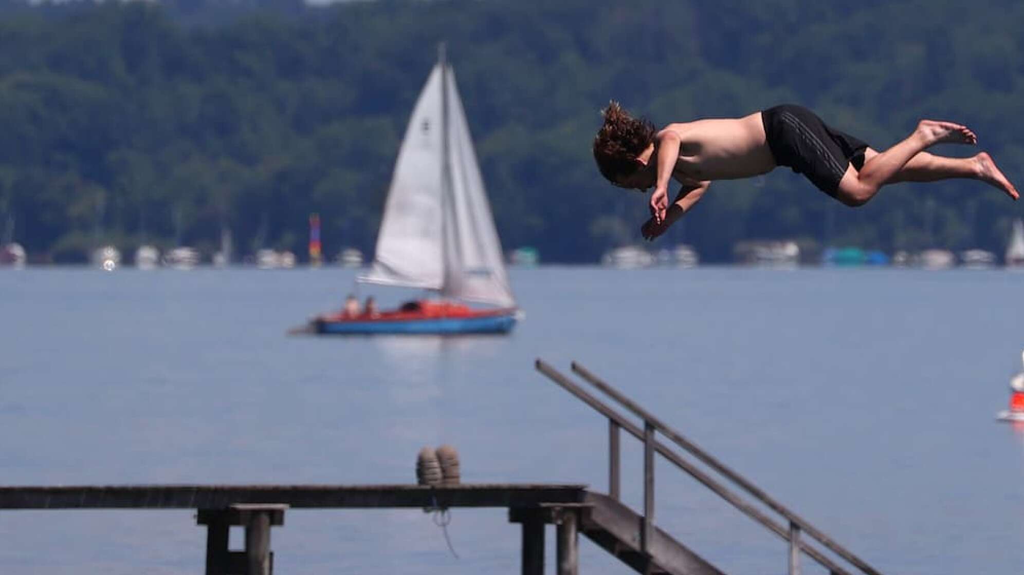 Mann springt in den See