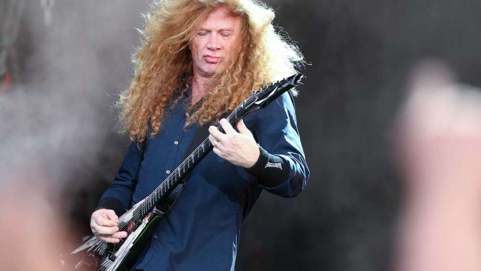 Dave Mustaine spielt Gitarre bei einer Live-Show