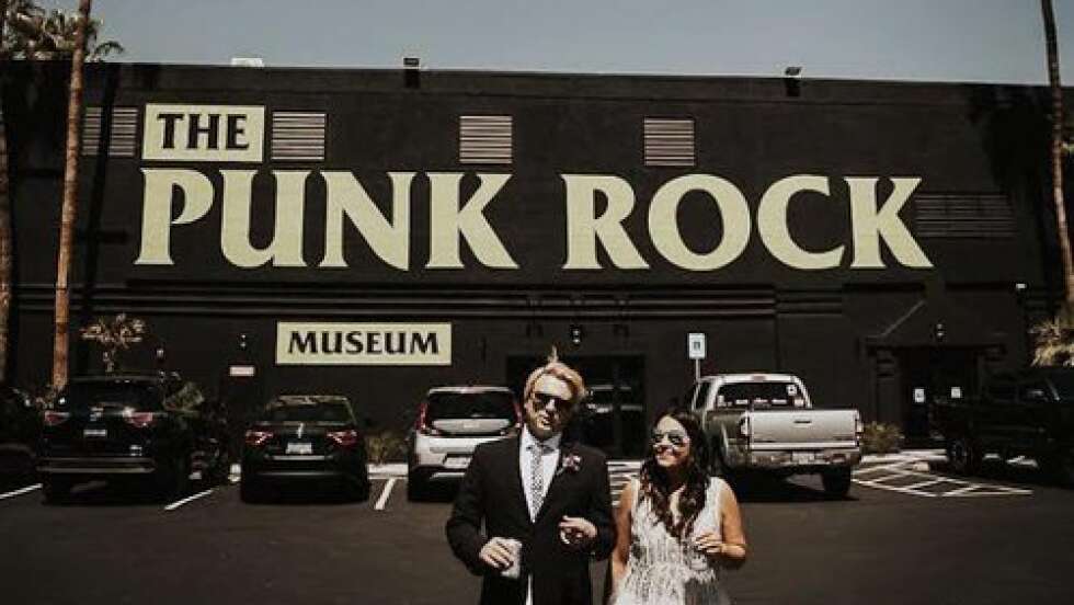 Ein Hochzeitspaar vor dem Gebäude des Punk Rock Museums