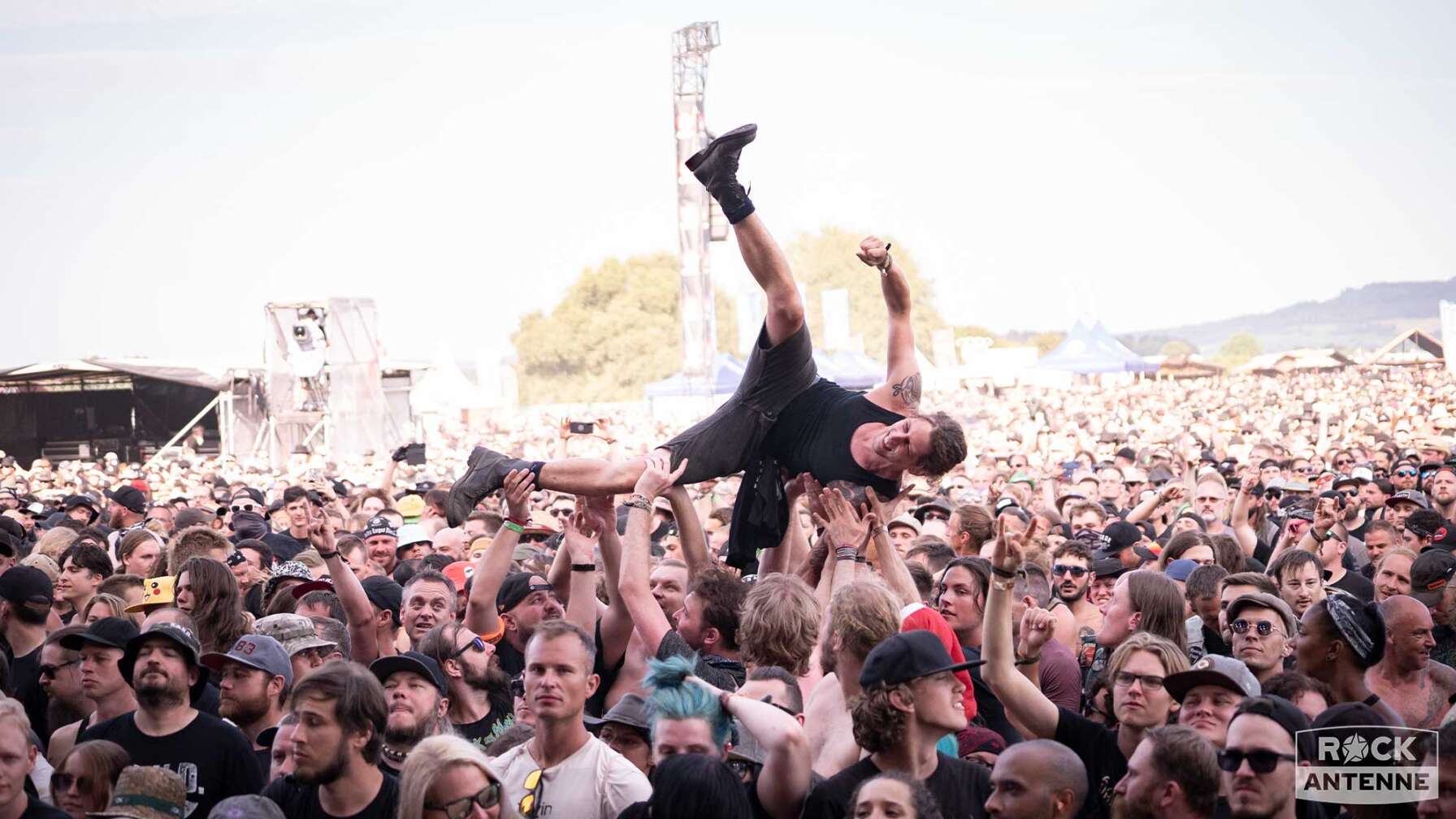 Das Publikum vor der Bühne des Summer Breeze Open Airs - ein Fan lässt sich von der Menge tragen.