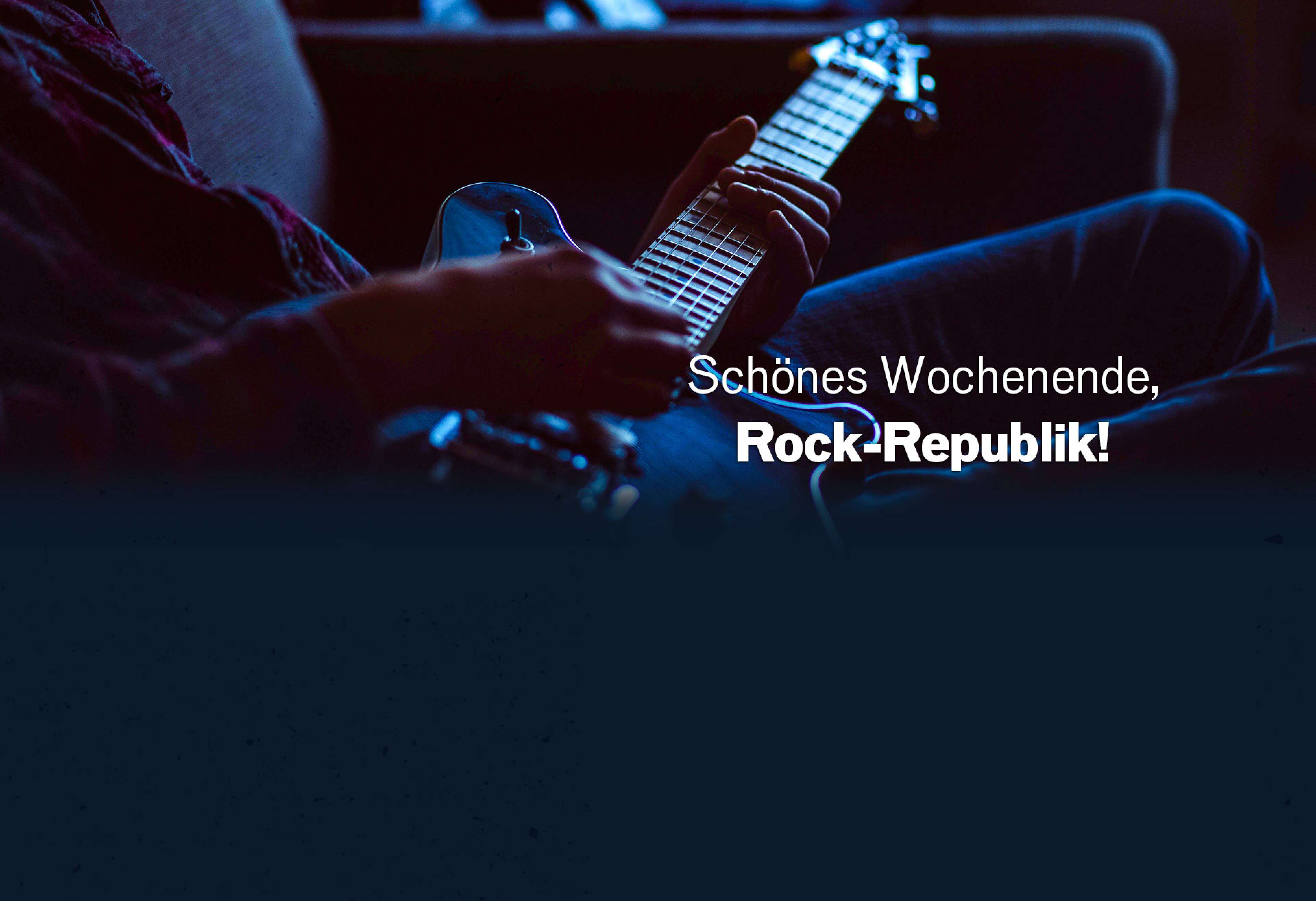 Eine Person liegt auf einer Couch und spielt eine schwarze E-Gitarre. Darauf steht ein Text: