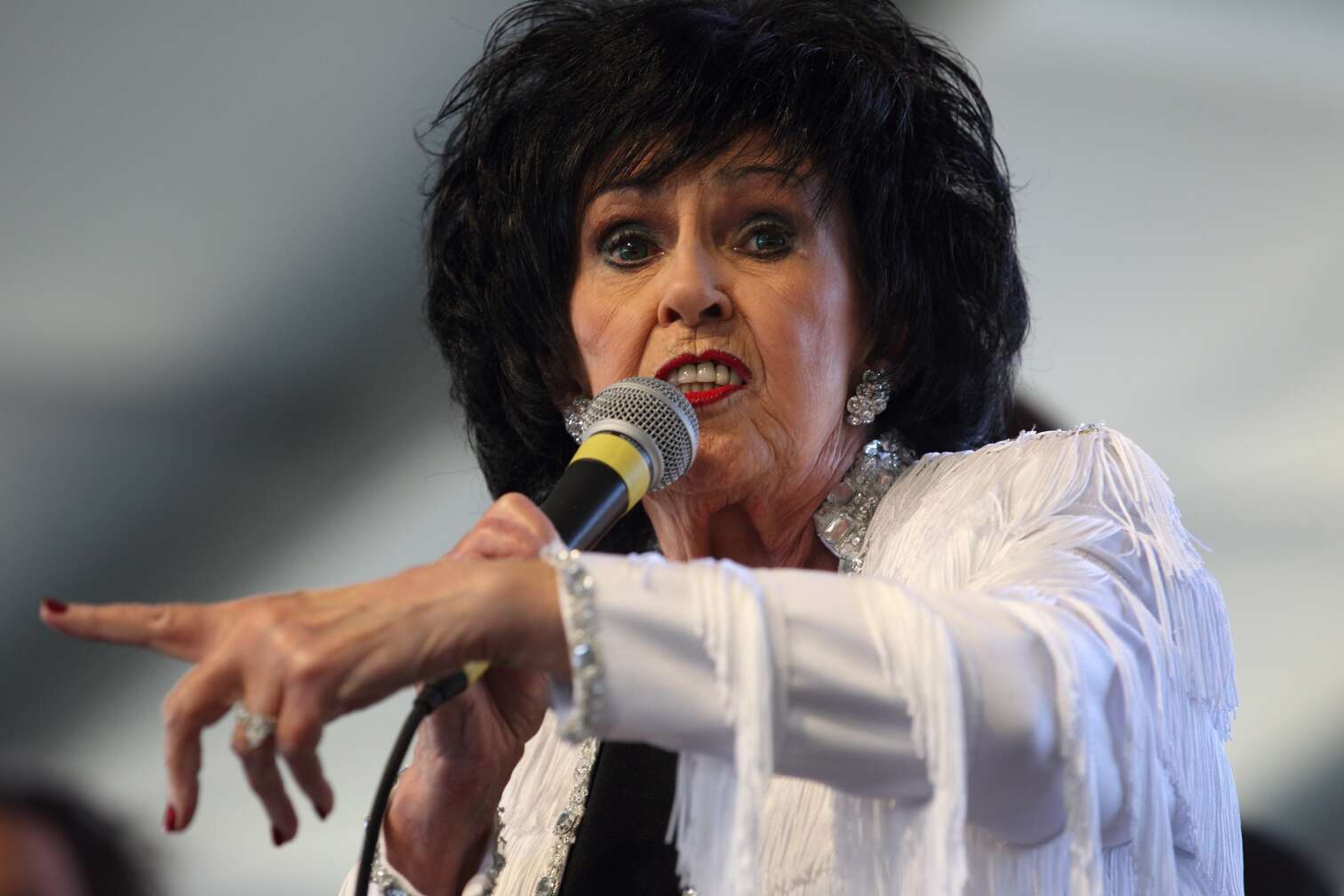 Wanda Jackson auf der Bühne am Mikrofon