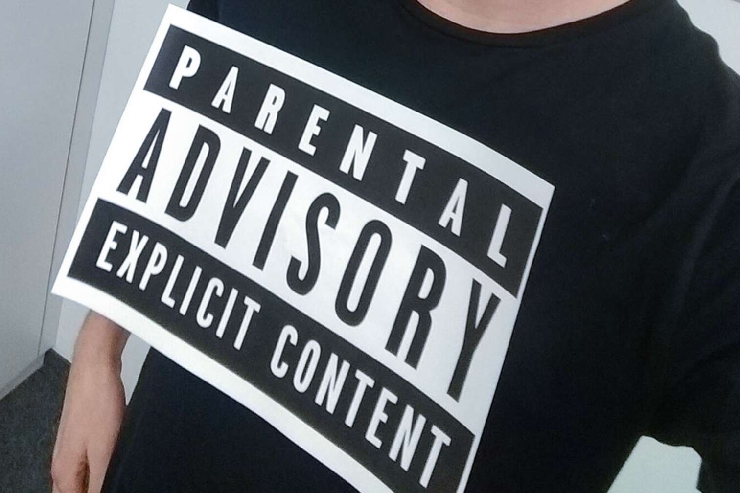 Kostümidee für Halloween: ausgedruckter Zettel "Parental Advisory"