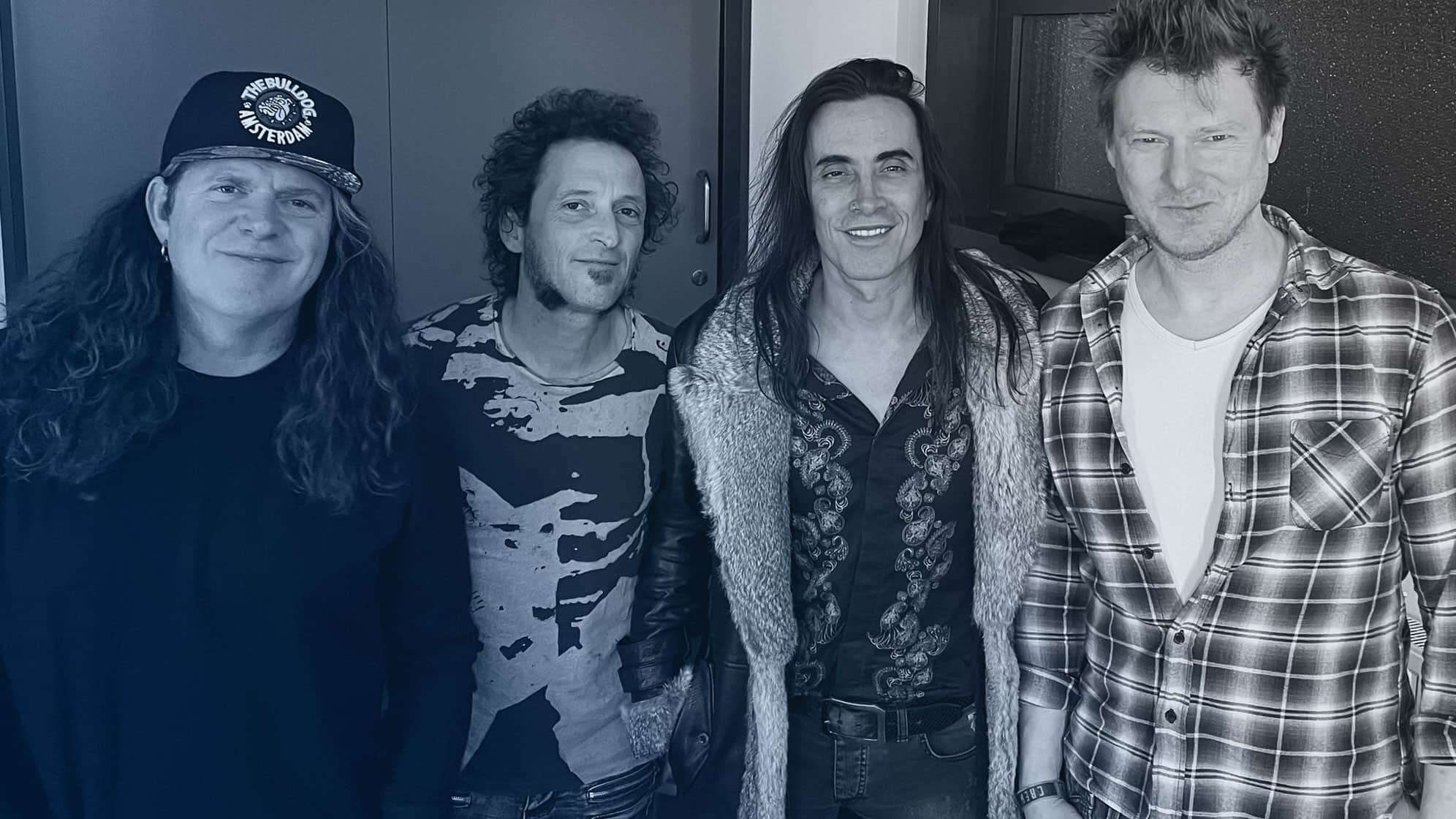 Gruppenfoto von den Bandmitgliedern von Extreme gemeinsam mit ROCK ANTENNE Musikchef Thomas "Metal" Moser nach dem Interview beim Rock Out Festival 2023 in Augsburg