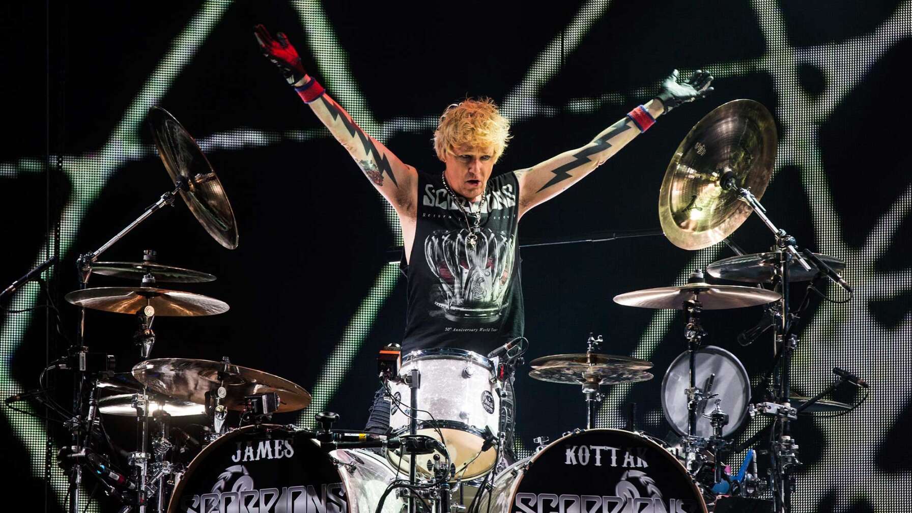 James Kottak hinter seinem Schlagzeug bei den Scorpions