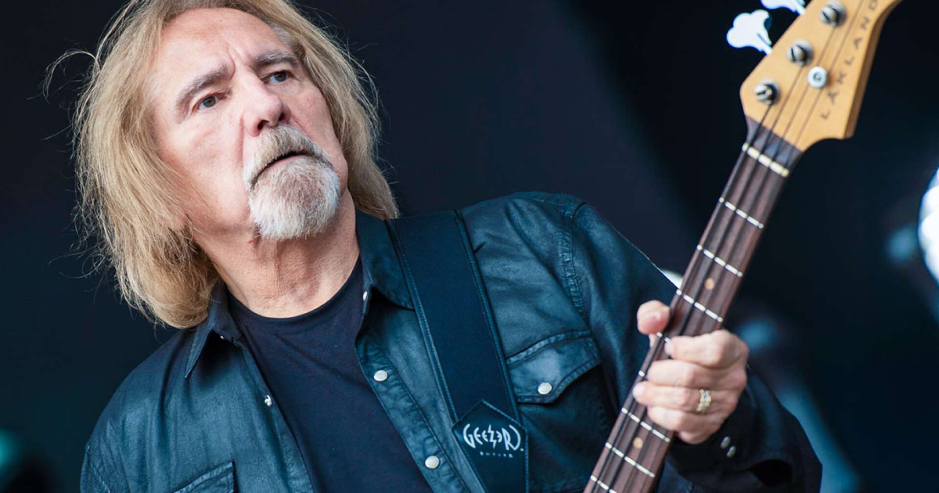 Geezer Butler von Black Sabbath spielt Gitarre