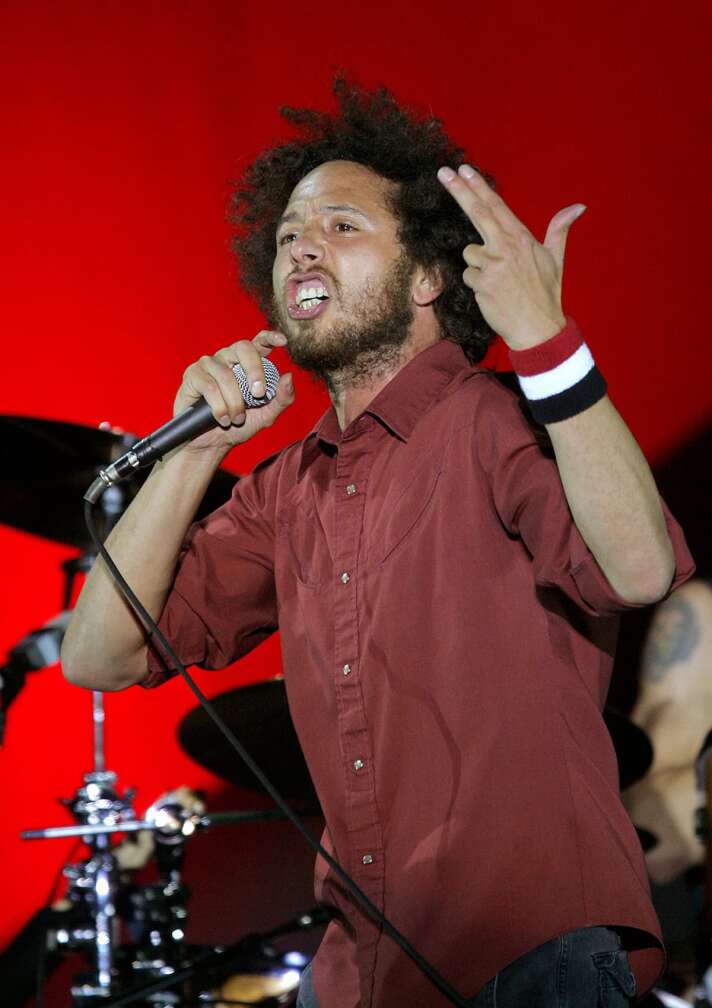 Zack de la Rocha im roten Hemd