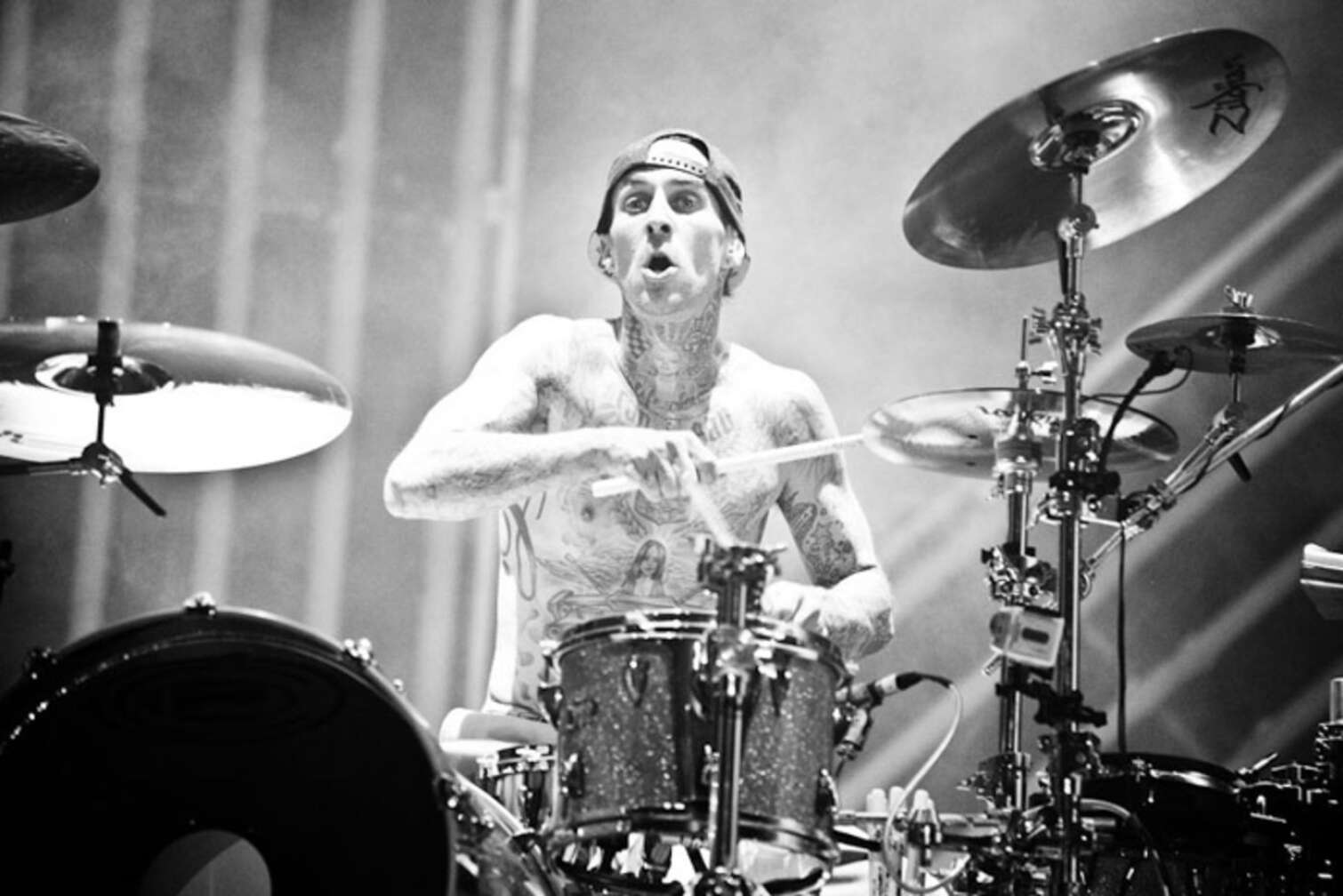 Travis Barker spielt Schlagzeug