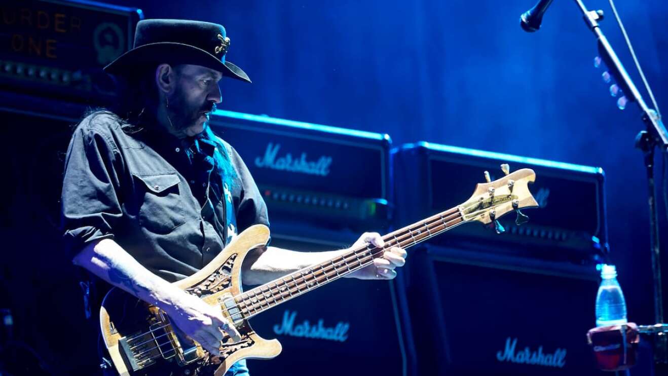 Lemmy Kilmister spielt Gitarre