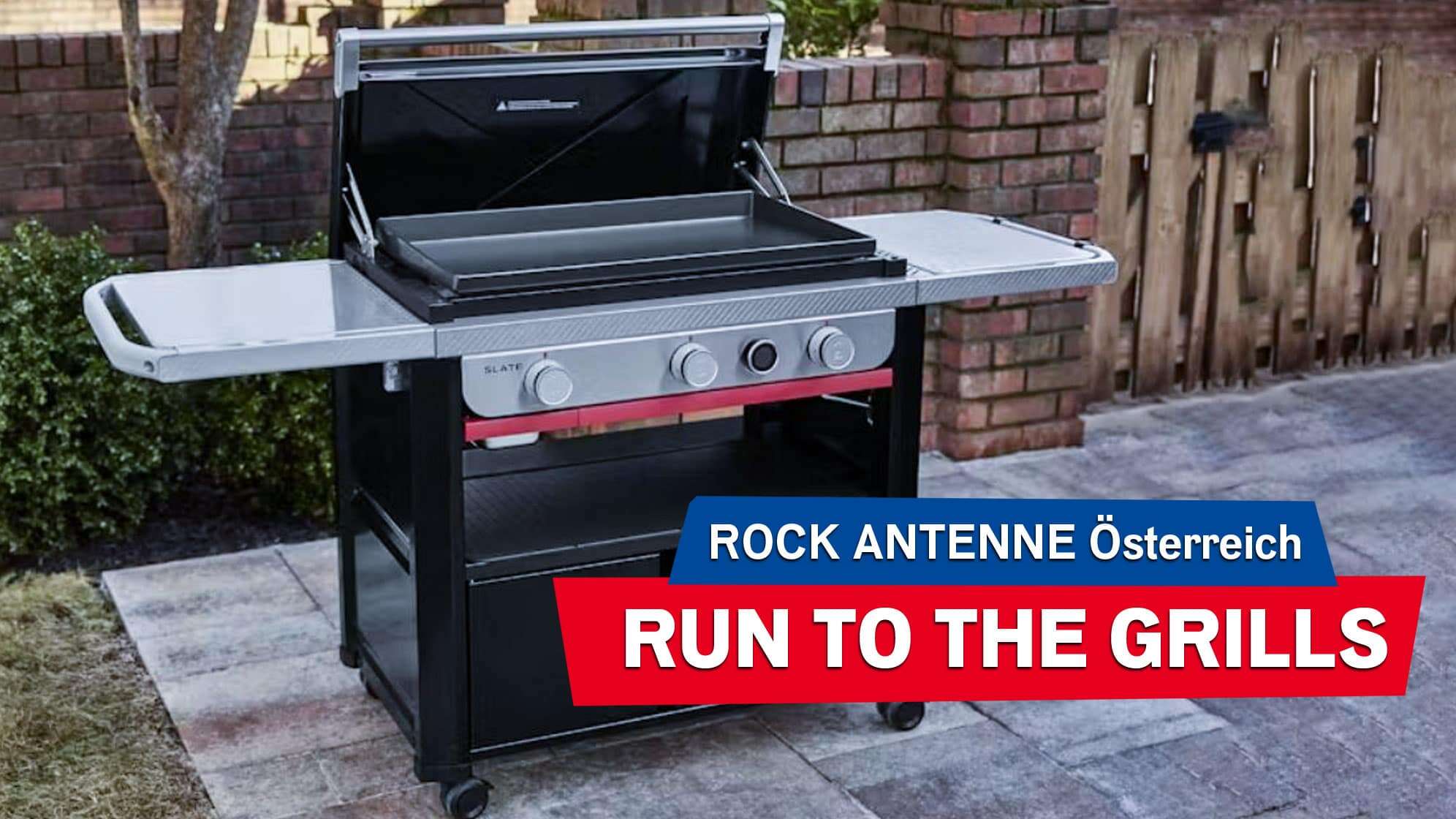 Bild des Weber Gasgrills Modell WEBER® SLATE GPD 76 CM PREMIUM PLANCHA in einem Innenhof stehend, dazu der Text: ROCK ANTENNE Österreich Run to the Grills