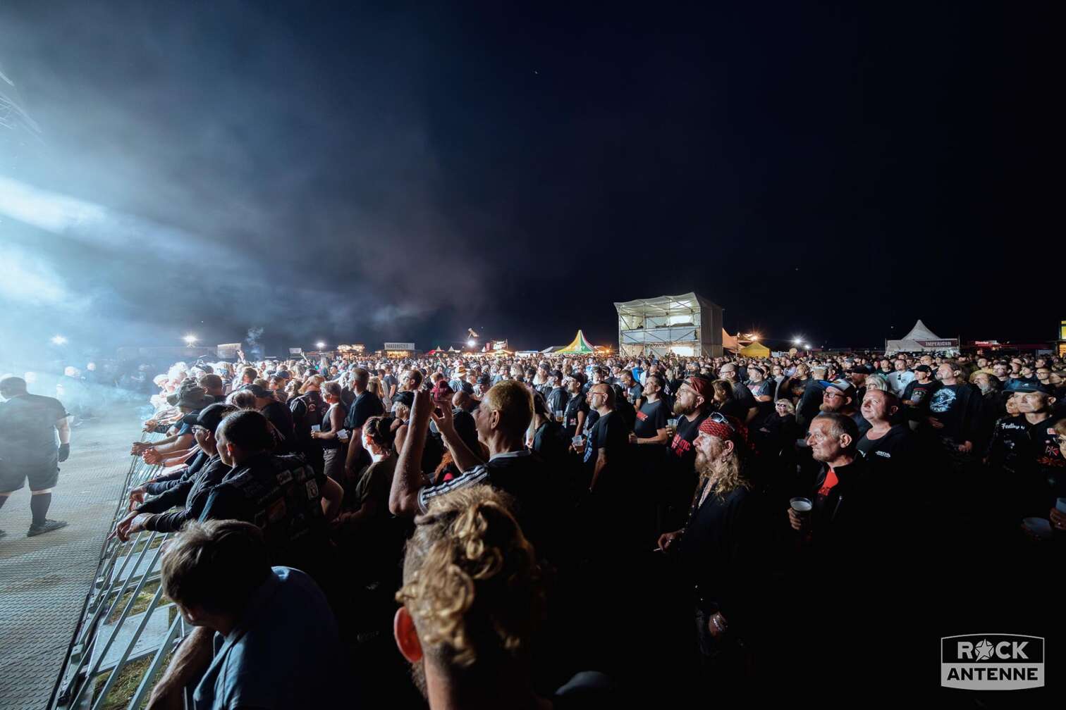 Foto vom Festivalgelände und den Besuchern des FULL REWIND Festival 2024