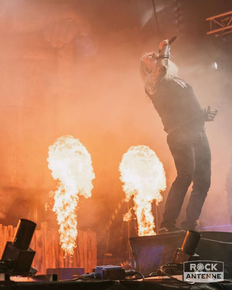 Foto der Band Amon Amarth bei ihrem Auftritt auf dem FULL REWIND Festival 2024