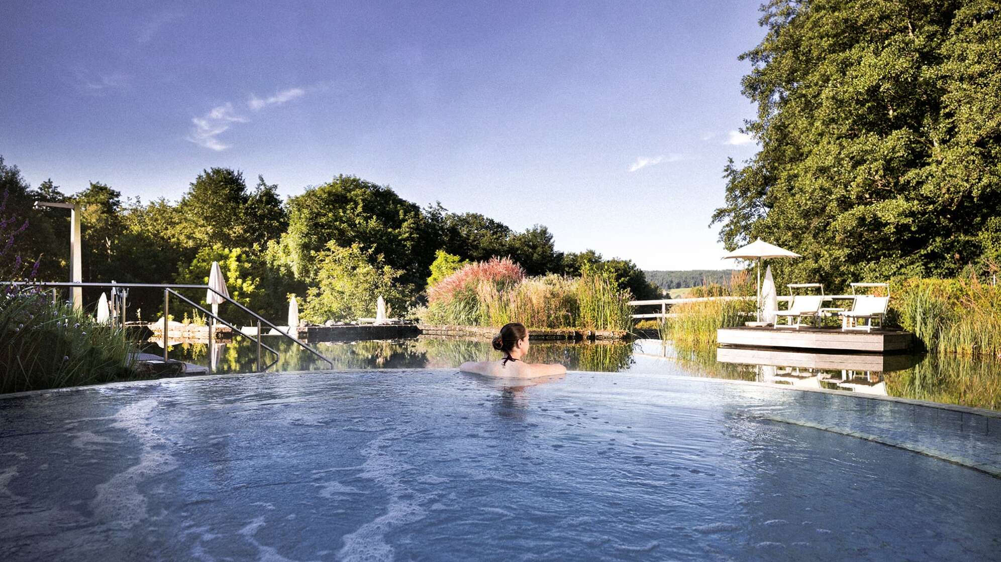 Frau im Schwimmbecken des Heilthermen Resorts Bad Waltersdorf