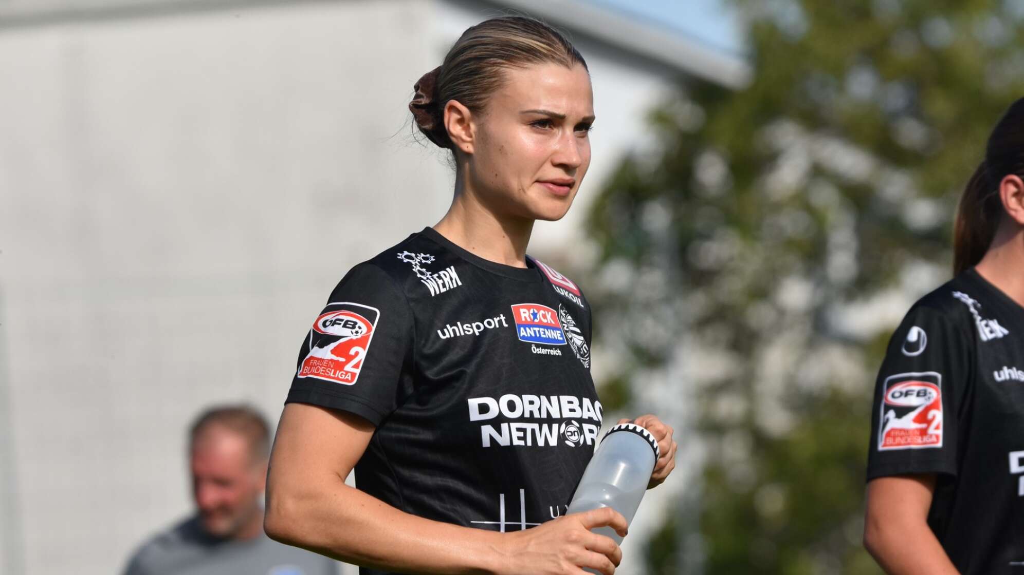 eine Spielerin der Wiener Sport-Club Frauen mit dem neuen Dress mit ROCK ANTENNE Österreich Logo