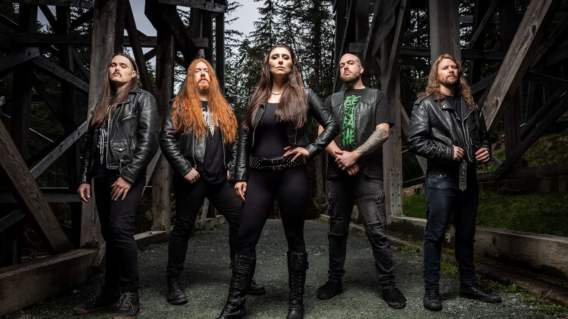 Die Band Unleash The Archers steht vor einem Wald