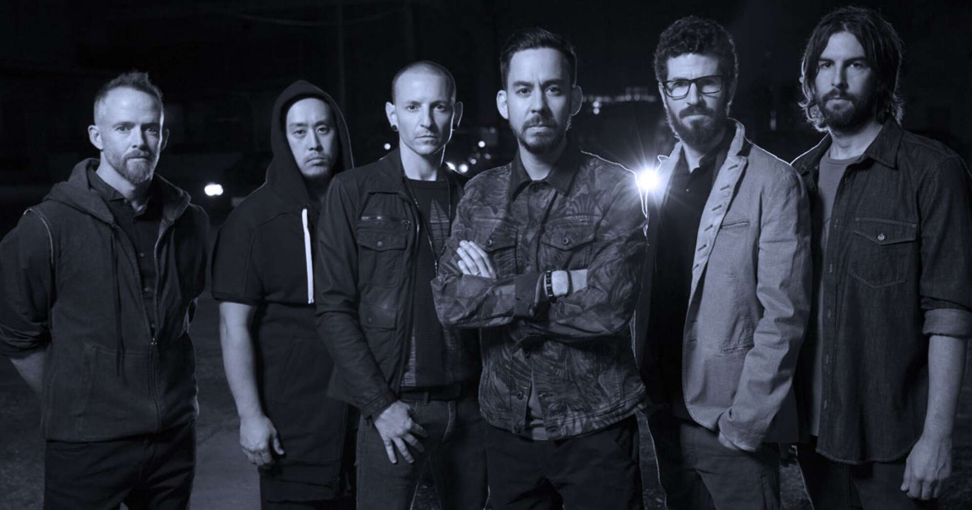 Ein Bild von Linkin Park in Schwarz-weiß mit blauer Schattierung