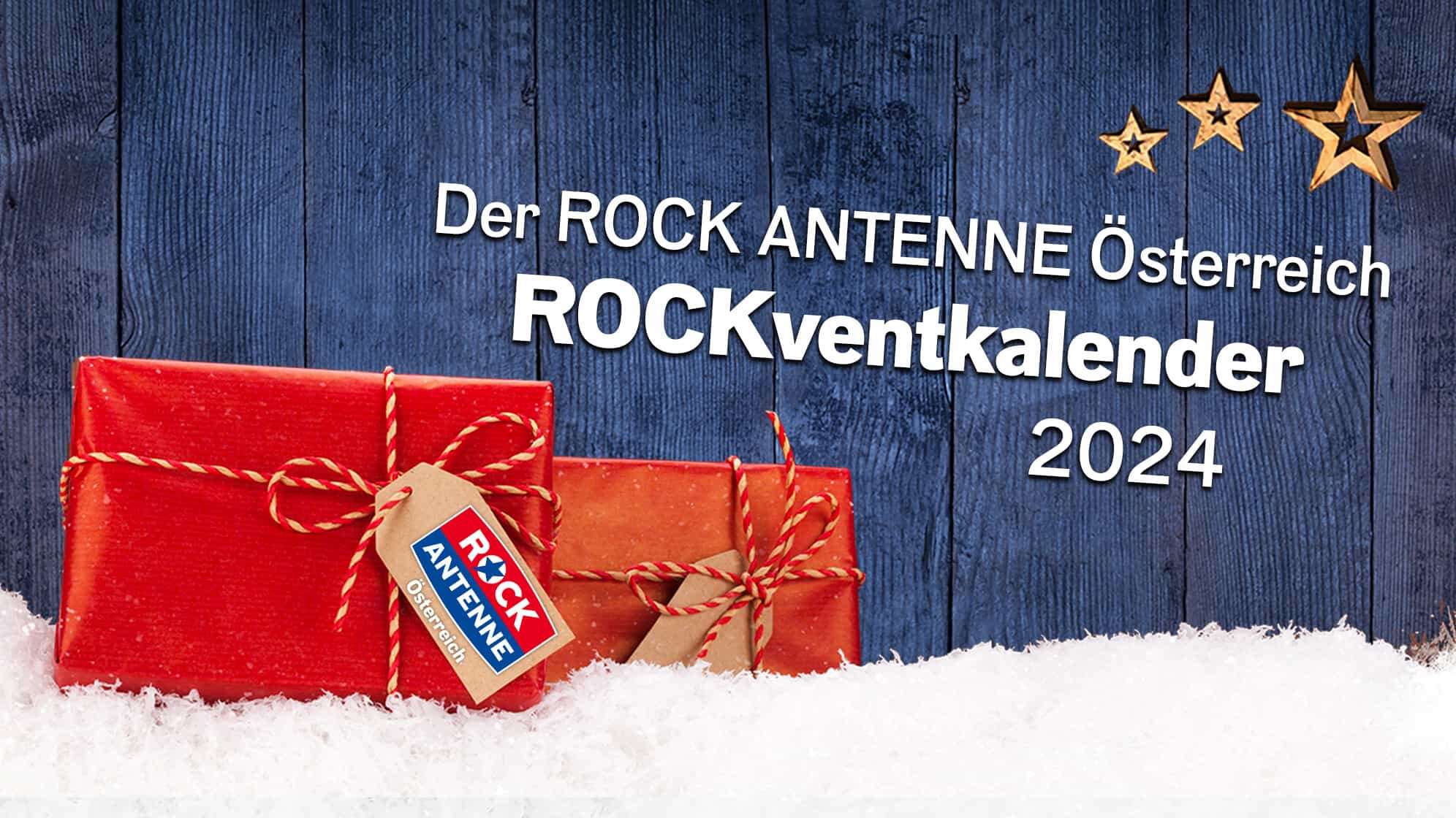 zwei rote Päckchen stehen auf weißem Schnee vor einer blauen Bretterwand, dazu der Text: Der ROCK ANTENNE Österreich ROCKventskalender 2024